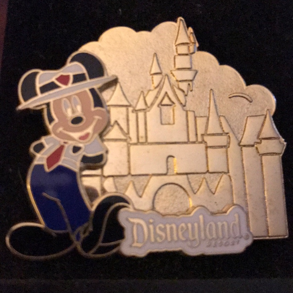 DISNEY MICKEY MOUSE PIN